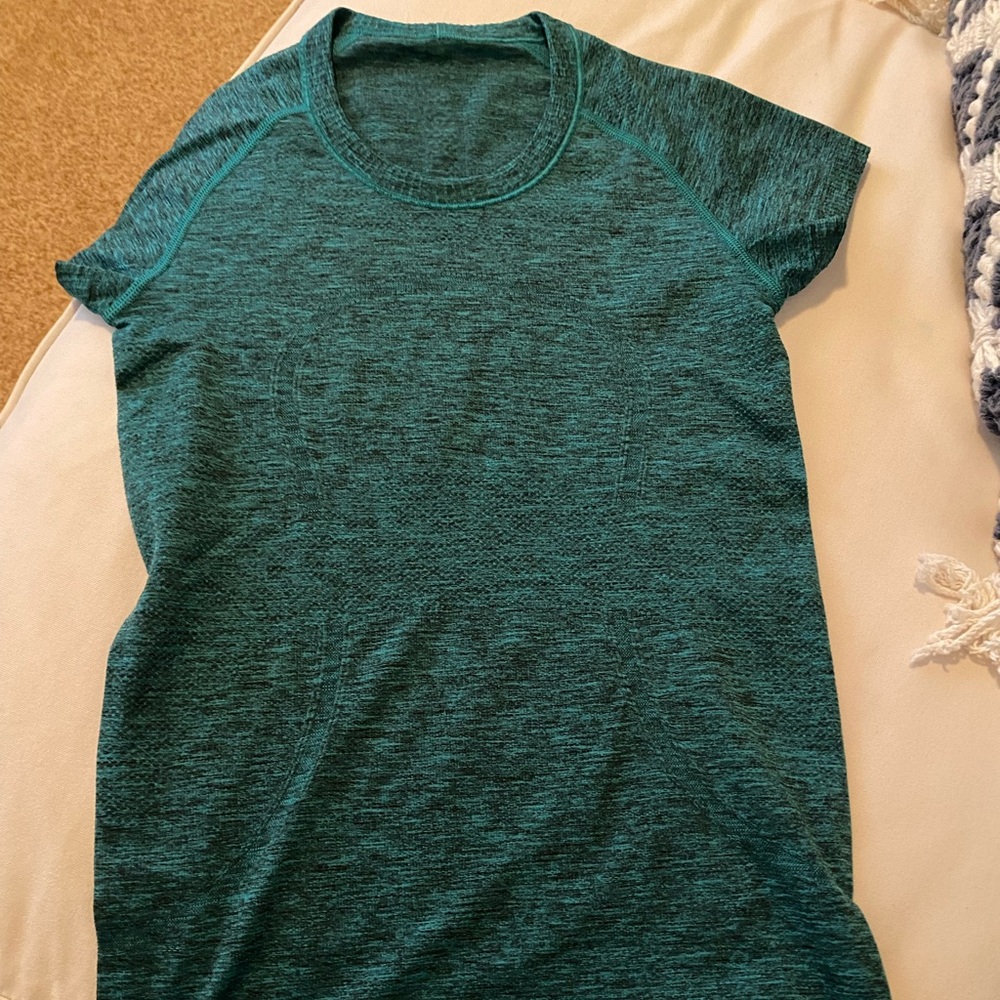 Lululemon size 2 forest green short sleeve t-shirt